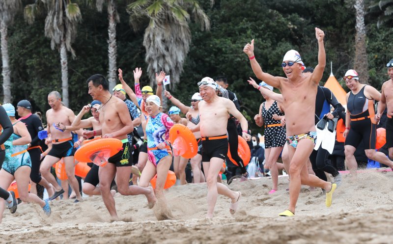 [서귀포=뉴시스] 우장호 기자 = 병오년(丙午年) 새해 첫날인 1일 오전 제주 서귀포시 중문색달해수욕장에서 열린 '제27회 서귀포 겨울바다 국제펭귄수영대회'에서 도민과 내외국인 관광객들이 차가운 바닷물에 뛰어 들며 희망찬 2026년을 맞이하고 있다. 2026.01.01. woo1223@newsis.com