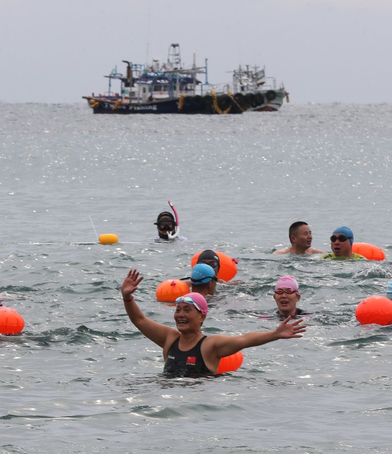 [서귀포=뉴시스] 우장호 기자 = 병오년(丙午年) 새해 첫날인 1일 오전 제주 서귀포시 중문색달해수욕장에서 열린 '제27회 서귀포 겨울바다 국제펭귄수영대회'에서 도민과 내외국인 관광객들이 차가운 바닷물에 뛰어 들며 희망찬 2026년을 맞이하고 있다. 2026.01.01. woo1223@newsis.com