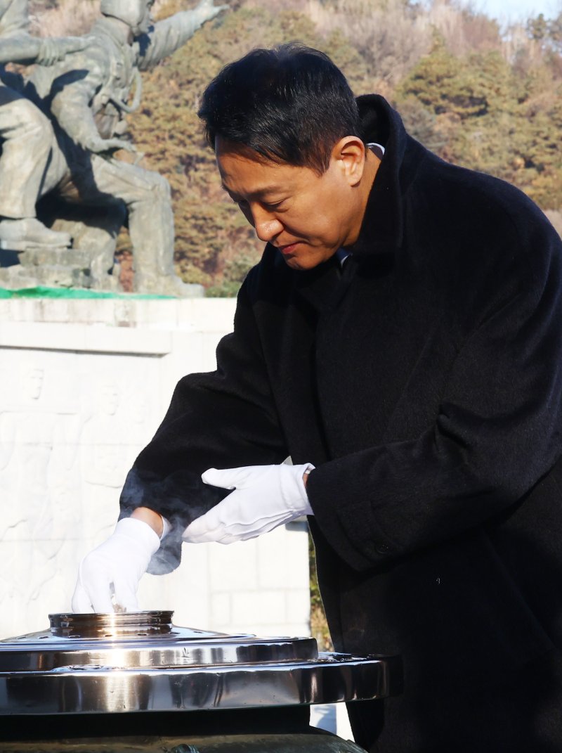 [서울=뉴시스] 박주성 기자 = 오세훈 서울시장이 2026년 새해 첫날인 1일 서울 동작구 국립서울현충원 현충탑에 분향하고 있다. 2026.01.01. park7691@newsis.com