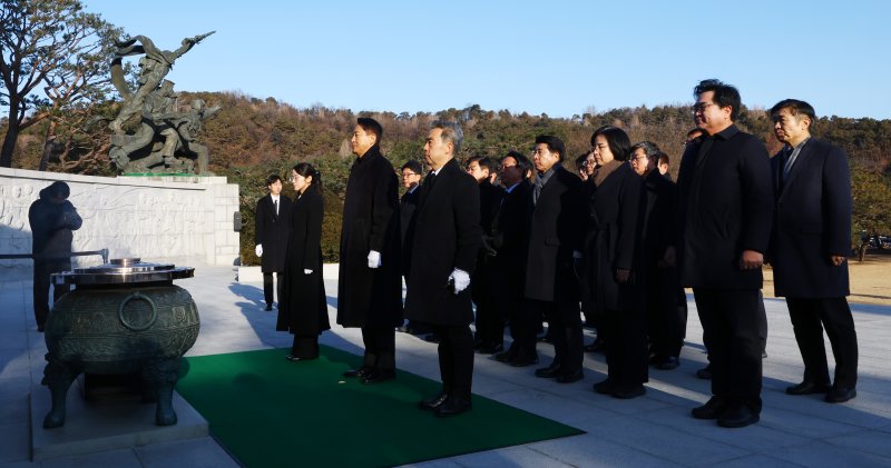 [서울=뉴시스] 박주성 기자 = 오세훈 서울시장이 2026년 새해 첫날인 1일 서울 동작구 국립서울현충원을 참배하고 있다. 2026.01.01. park7691@newsis.com