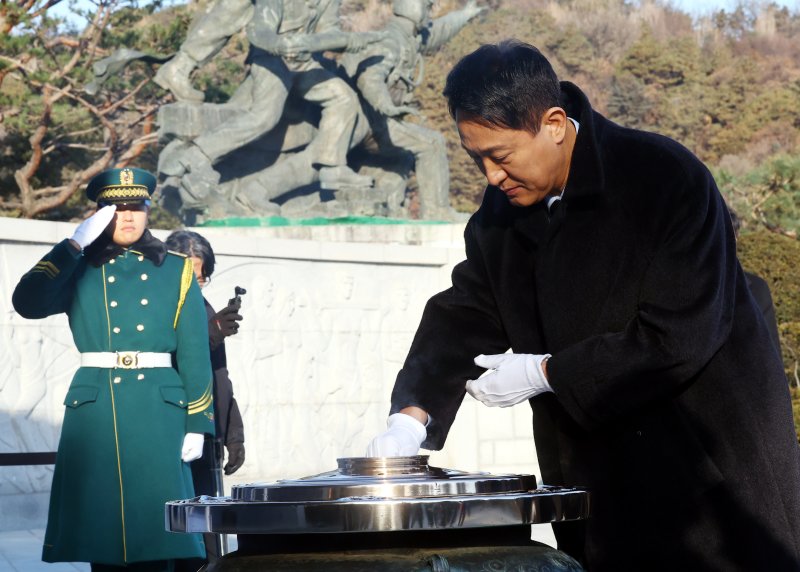 [서울=뉴시스] 박주성 기자 = 오세훈 서울시장이 2026년 새해 첫날인 1일 서울 동작구 국립서울현충원 현충탑에 분향하고 있다. 2026.01.01. park7691@newsis.com
