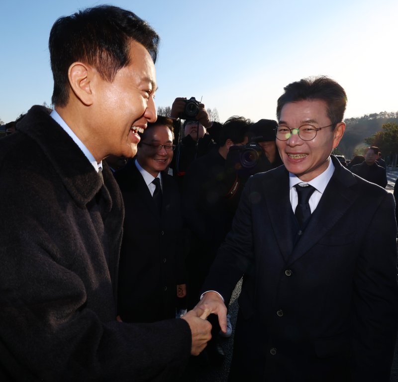 [서울=뉴시스] 박주성 기자 = 오세훈 서울시장(왼쪽)과 정원오 성동구청장이 2026년 새해 첫날인 1일 서울 동작구 국립서울현충원 참배 전 인사를 나누고 있다. 2026.01.01. park7691@newsis.com