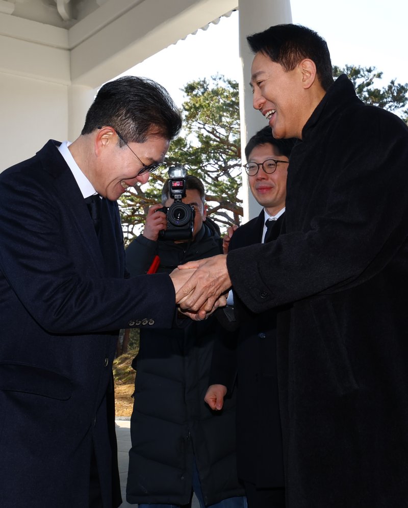 오세훈 서울시장(오른쪽)과 정원오 성동구청장이 2026년 새해 첫날인 1일 서울 동작구 국립서울현충원 참배 후 인사를 나누고 있다. 뉴시스