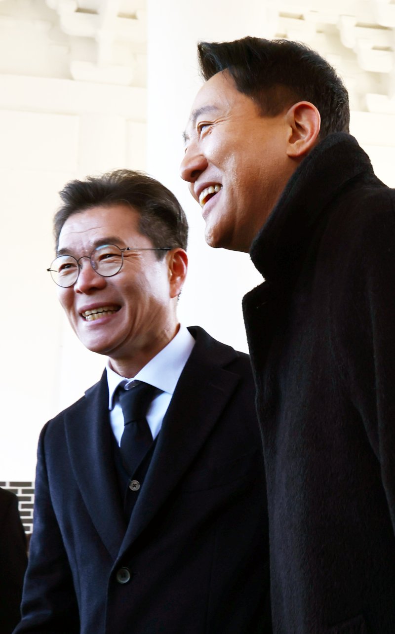 오세훈 서울시장(오른쪽)과 정원오 성동구청장이 2026년 새해 첫날인 1일 서울 동작구 국립서울현충원 참배 후 인사를 나누고 있다. 뉴시스