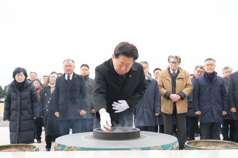 [제주=뉴시스] 오영훈 제주지사가 1일 오전 도청 실·국장 등 간부 공무원들과 함께 제주4·3평화공원을 찾아 희생 영령 위해 참배하고 있다. (사진=제주도 제공) 2026.01.01. photo@newsis.com *재판매 및 DB 금지