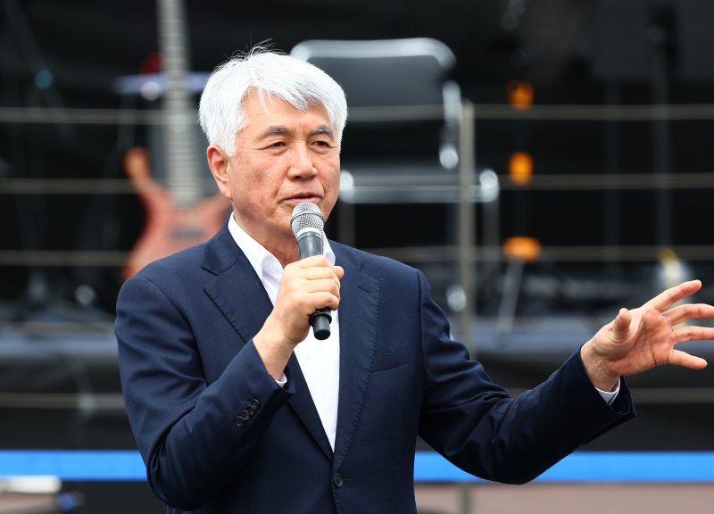 [서울=뉴시스] 김근수 기자 = 최승준 정선군수가 17일 서울 여의도 물빛광장에서 열린 '정선아리랑 in Seoul'에서 인사말을 하고 있다. 2025.05.17. ks@newsis.com