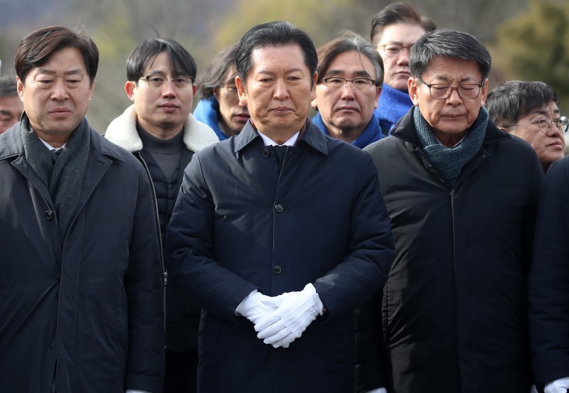 정청래 더불어민주당 대표가 1일 오후 경남 김해 진영읍 봉하마을을 찾아 고 노무현 전 대통령 묘역을 참배하고 있다. 뉴스1