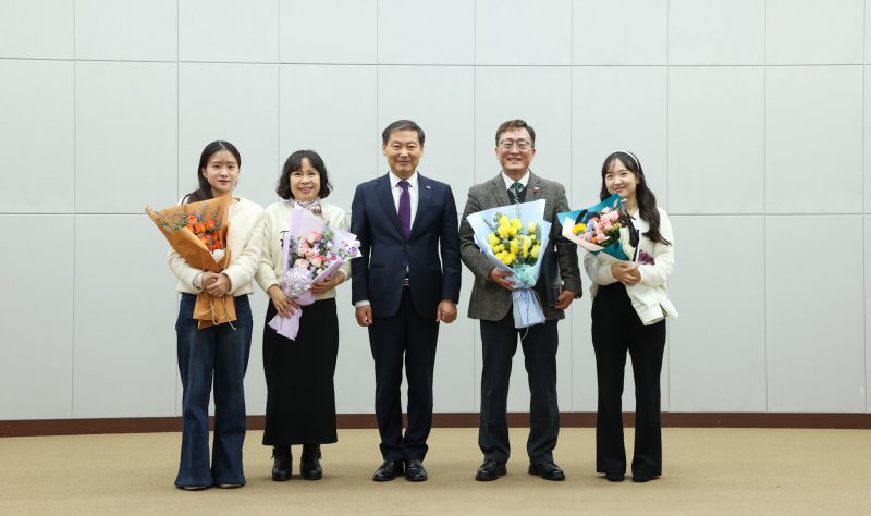 정상식 전북 진안군 진안읍장(오른쪽 두번째)이 대통령 표창을 수상했다.(진안군제공. 재판매 및 DB금지)2026.1.1/뉴스1