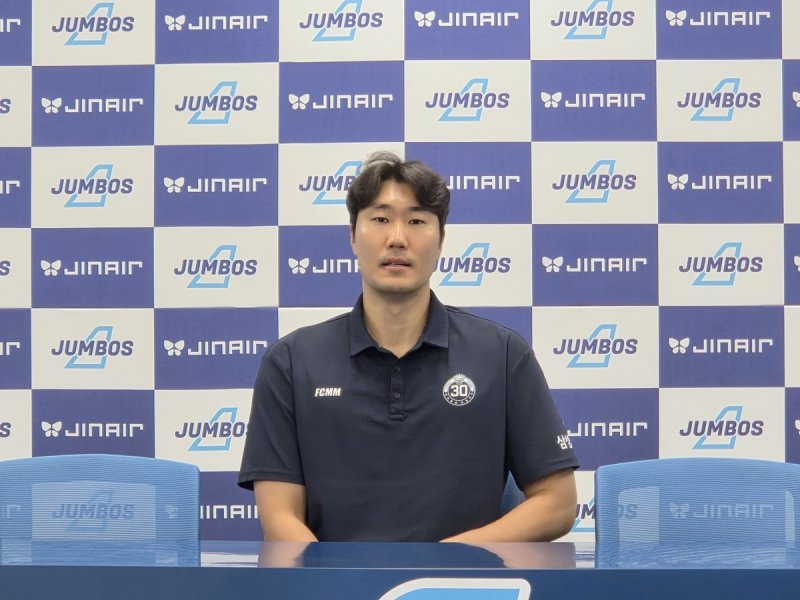 인터뷰하는 고준용 삼성화재 감독대행 (출처=연합뉴스)