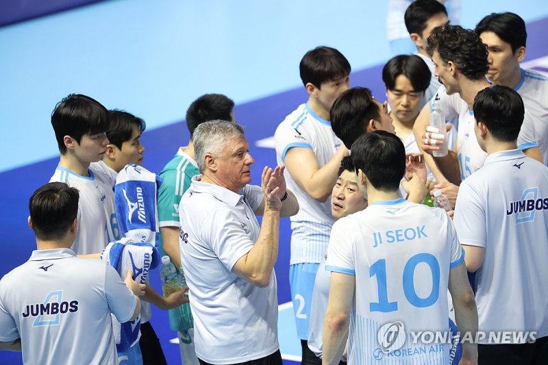 작전 지시하는 대한항공 헤난 감독 (출처=연합뉴스)