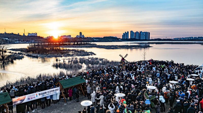 [의왕=뉴시스] 의왕시가 1일 병오년 새해 첫날을 맞아 관내 부곡동 왕송호수 주변에서 시민 5000여명이 참석한 가운데 '2026년 해맞이 행사'를 열고 있다. (사진=의왕시 제공)..2026.01.01.photo@newsis.com