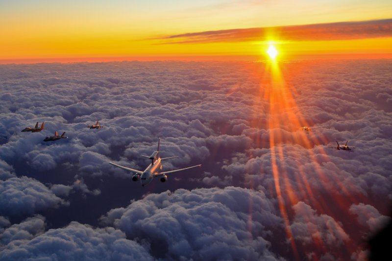 병오년 새해 첫날인 1일 안규백 국방부 장관이 탑승한 '하늘의 지휘소' 공군 항공통제기 (E-737)가 KF-21, FA-50, TA-50 등 국산 전투기들을 포함한 총 6대의 공군 전투기들의 엄호를 받으며 한반도 전역의 군사대비태세를 점검하고 있다. 국방부 제공