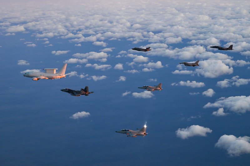 병오년 새해 첫날인 1일 안규백 국방부 장관이 탑승한 '하늘의 지휘소' 공군 항공통제기 (E-737)가 KF-21, FA-50, TA-50 등 국산 전투기들을 포함한 총 6대의 공군 전투기들의 엄호를 받으며 한반도 전역의 군사대비태세를 점검하고 있다. 국방부 제공