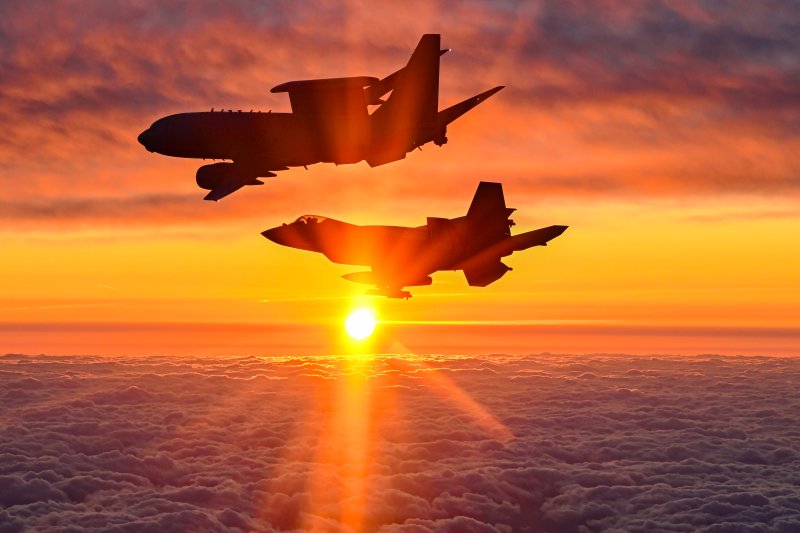 병오년 새해 첫날인 1일 안규백 국방부 장관이 탑승한 '하늘의 지휘소' 공군 항공통제기 (E-737)가 KF-21 등 국산 전투기들을 포함한 공군 전투기들의 엄호를 받으며 한반도 전역의 군사대비태세를 점검하고 있다. 국방부 제공