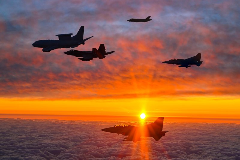 병오년 새해 첫날인 1일 안규백 국방부 장관이 탑승한 '하늘의 지휘소' 공군 항공통제기 (E-737)가 KF-21 등 국산 전투기들을 포함한 공군 전투기들의 엄호를 받으며 한반도 전역의 군사대비태세를 점검하고 있다. 국방부 제공