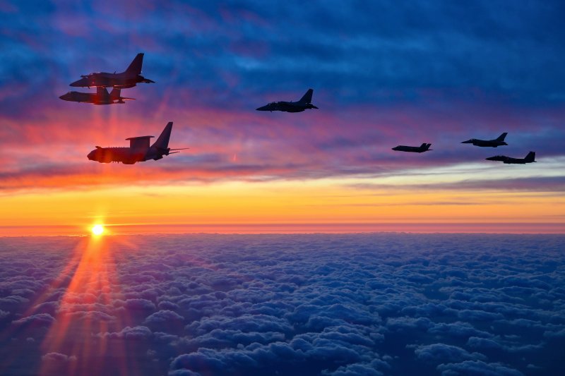 병오년 새해 첫날인 1일 안규백 국방부 장관이 탑승한 '하늘의 지휘소' 공군 항공통제기 (E-737)가 KF-21, FA-50, TA-50 등 국산 전투기들을 포함한 총 6대의 공군 전투기들의 엄호를 받으며 한반도 전역의 군사대비태세를 점검하고 있다. 국방부 제공