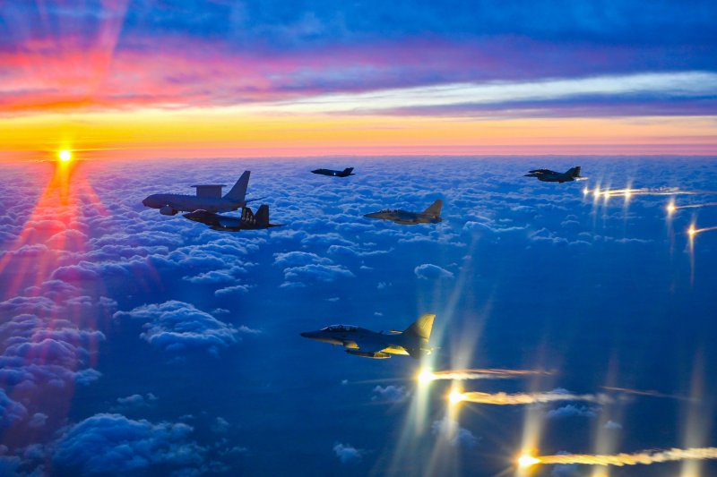 병오년 새해 첫날인 1일 안규백 국방부 장관이 탑승한 '하늘의 지휘소' 공군 항공통제기 (E-737)가 KF-21, FA-50, TA-50 등 국산 전투기들을 포함한 총 6대의 공군 전투기들의 엄호를 받으며 한반도 전역의 군사대비태세를 점검하고 있다. 국방부 제공