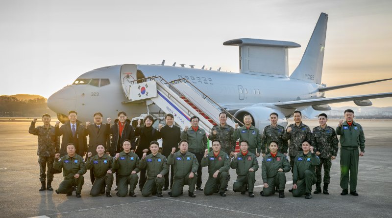 병오년 새해 첫날인 1일 안규백 국방부 장관이 '하늘의 지휘소' 공군 항공통제기(E-737)에 올라 지휘비행과 군사대비태세 점검을 완료한 후 손석락 공군참모총장(오른쪽 여섯 번째)과 임무를 함께한 장병들과 함께 기념촬영하고 있다. 국방부 제공
