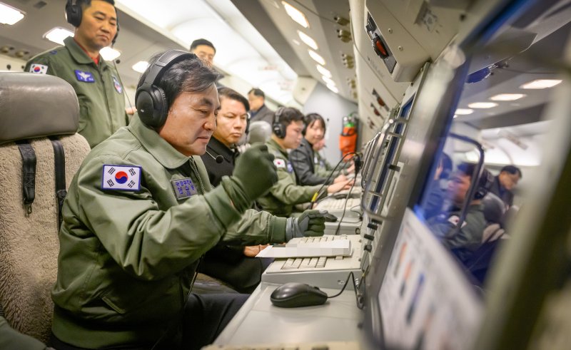 병오년 새해 첫날인 1일 안규백 국방부 장관이 '하늘의 지휘소' 공군 항공통제기(E-737)에 탑승해 군사대비태세를 점검하고 있다. 국방부 제공