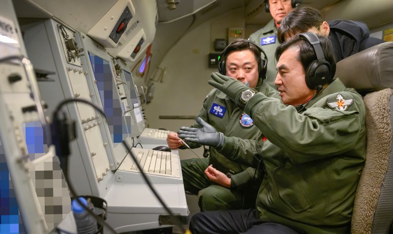 병오년 새해 첫날인 1일 안규백 국방부 장관이 '하늘의 지휘소' 공군 항공통제기(E-737)에 탑승해 군사대비태세를 점검하고 있다. 국방부 제공
