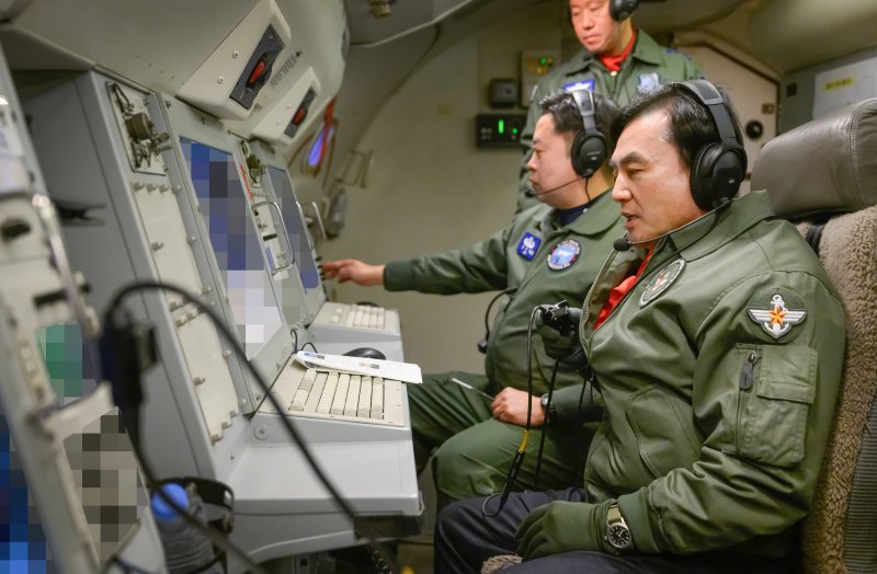 병오년 새해 첫날인 1일 안규백 국방부 장관이 '하늘의 지휘소' 공군 항공통제기(E-737)에 탑승해 군사대비태세를 점검하고 있다. 국방부 제공