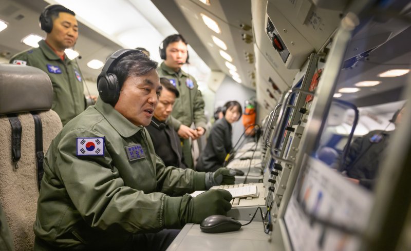 병오년 새해 첫날인 1일 안규백 국방부 장관이 '하늘의 지휘소' 공군 항공통제기(E-737)에 탑승해 군사대비태세를 점검하고 있다. 국방부 제공