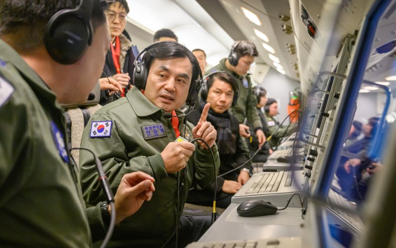 병오년 새해 첫날인 1일 안규백 국방부 장관이 '하늘의 지휘소' 공군 항공통제기(E-737)에 탑승해 군사대비태세를 점검하고 있다. 국방부 제공