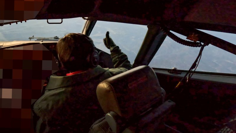 병오년 새해 첫날인 1일 안규백 국방부 장관이 '하늘의 지휘소' 공군 항공통제기(E-737)에 탑승해 군사대비태세를 점검하며 조종사들을 격려하고 있다. 국방부 제공