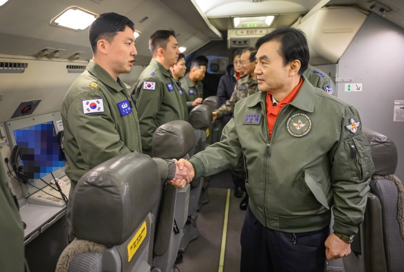 병오년 새해 첫날인 1일 안규백 국방부 장관이 '하늘의 지휘소' 공군 항공통제기(E-737)에 탑승하여 항공통제사를 격려하고 있다. 국방부 제공