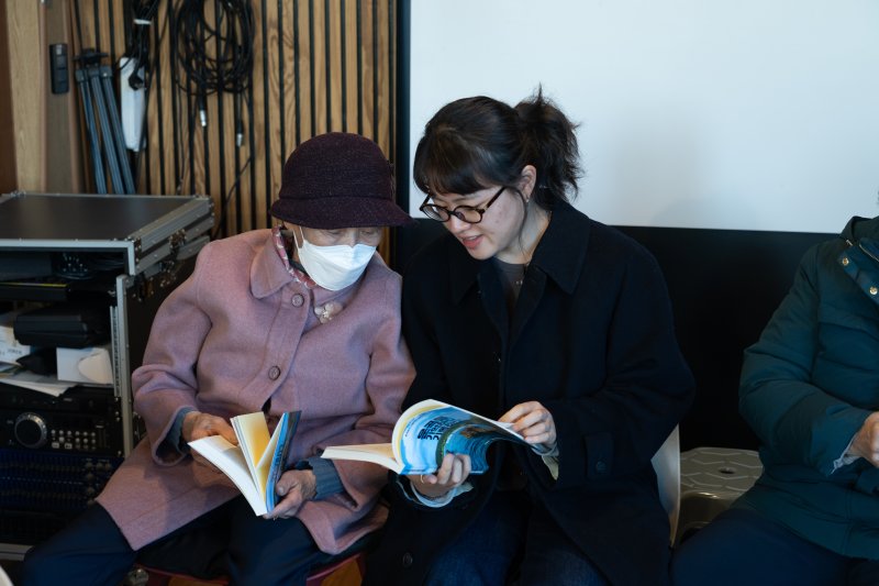 전북 고창군 운곡저수지 이주민들의 삶과 기억을 담은 구술 기록집 '운곡을 기억하다, 기록하다'가 발간됐다.(고창군제공, 재판매 및 DB금지)2026.1.1/뉴스1