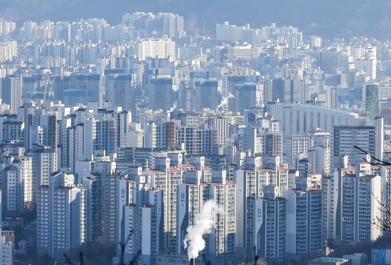 서울 중구 남산에서 서울시내 아파트가 보이고 있다. 뉴시스