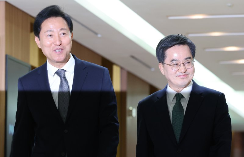 오세훈 서울시장과 김동연 경기도지사가 2023년 11월 16일 오후 서울 중구 프레스센터에서 열린 서울시장·경기도지사·인천시장 3자 회담에 참석하고 있다. (공동취재) 2023.11.16/뉴스1 ⓒ News1 김도우 기자