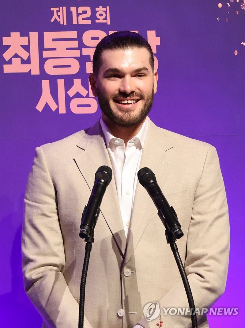 최동원상 수상 소감 말하는 코디 폰세 (출처=연합뉴스)