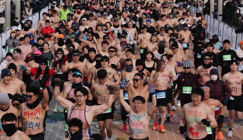 1일 대전 엑스포과학공원 일원에서 열린 2026 선양 맨몸마라톤에서 참가자들이 힘차게 달리고 있다. 올해 10년째를 맞은 이번 대회는 ‘새해 시작’을 상징하는 숫자 1에 맞춰 매년 1월 1일 오전 11시 11분 11초에 출발해 7km를 달린다. 2026.1.1/뉴스1 ⓒ News1 김기태 기자