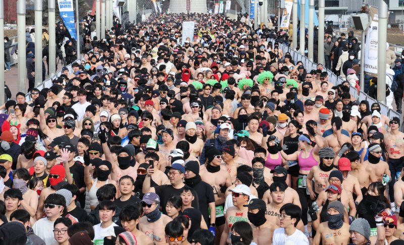 1일 대전 엑스포과학공원 일원에서 열린 2026 선양 맨몸마라톤에서 참가자들이 힘차게 달리고 있다. 2026.1.1/뉴스1 ⓒ News1 김기태 기자