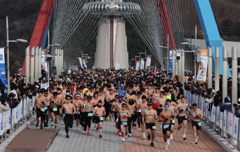 1일 대전 엑스포과학공원 일원에서 열린 2026 선양 맨몸마라톤에서 참가자들이 힘차게 달리고 있다. ⓒ News1 김기태 기자