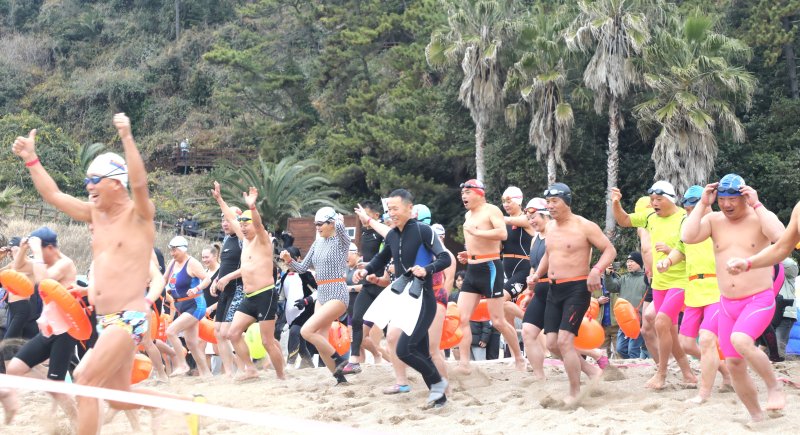2026년 새해 첫날인 1일 오전 제주 서귀포시 중문색달해수욕장에서 열린 제27회 서귀포 겨울바다 국제펭귄수영대회에서 참가자들이 바다를 향해 달려가고 있다. 2026.1.1/뉴스1 ⓒ News1 강승남 기자