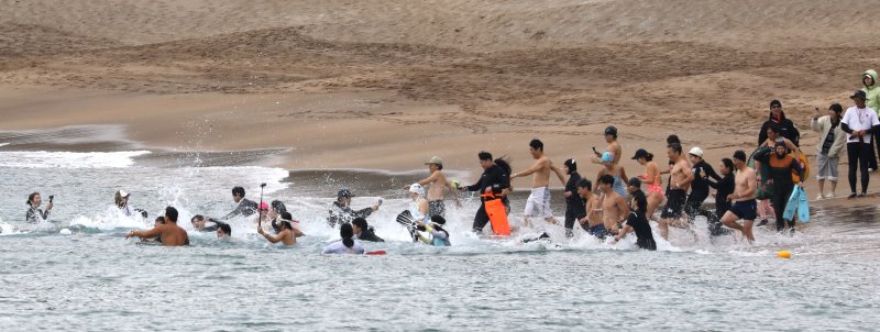 2026년 새해 첫날인 1일 오전 제주 서귀포시 중문색달해수욕장에서 열린 제27회 서귀포 겨울바다 국제펭귄수영대회에서 참가자들이 바다를 향해 달려가고 있다. 2026.1.1/뉴스1 ⓒ News1 강승남 기자