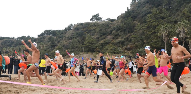 2026년 새해 첫날인 1일 오전 제주 서귀포시 중문색달해수욕장에서 열린 제27회 서귀포 겨울바다 국제펭귄수영대회에서 참가자들이 바다를 향해 달려가고 있다. 2026.1.1/뉴스1 ⓒ News1 강승남 기자