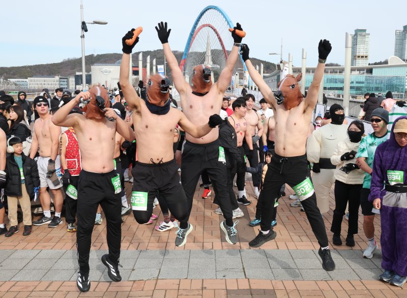 1일 대전 엑스포과학공원 일원에서 열린 2026 선양 맨몸마라톤에서 참가자들이 포즈를 취하고 있다. 2026.1.1/뉴스1 ⓒ News1 김기태 기자