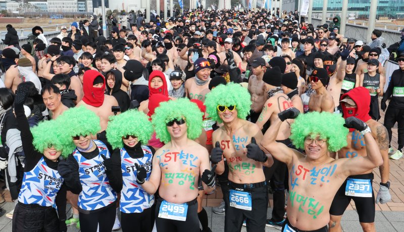 1일 대전 엑스포과학공원 일원에서 열린 2026 선양 맨몸마라톤에서 참가자들이 포즈를 취하고 있다. 2026.1.1/뉴스1 ⓒ News1 김기태 기자