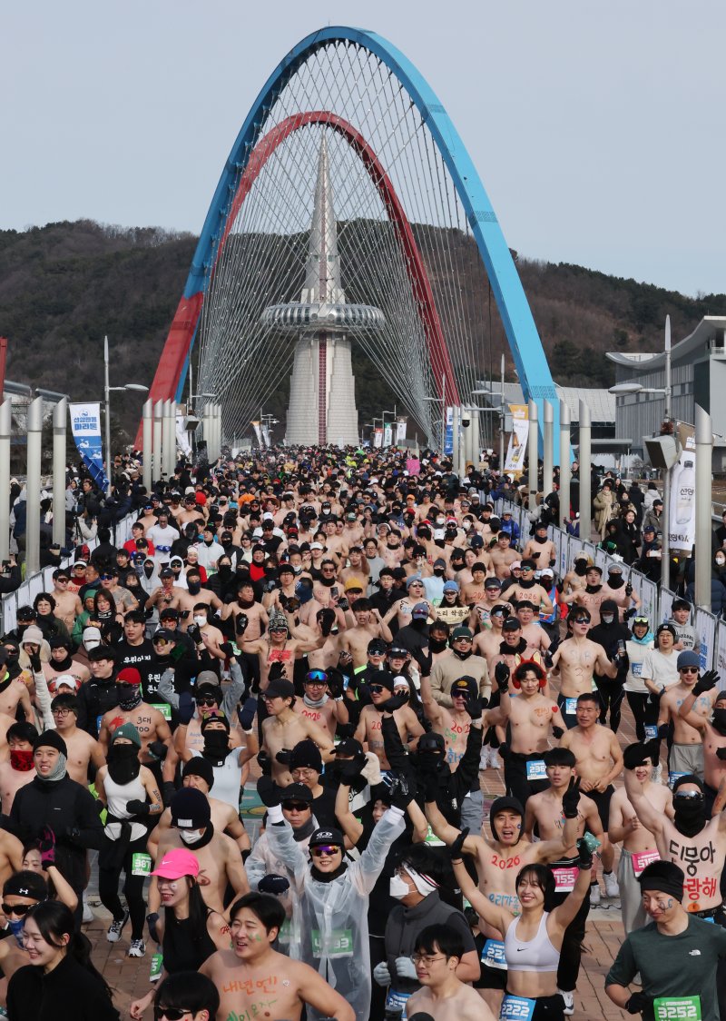 1일 대전 엑스포과학공원 일원에서 열린 2026 선양 맨몸마라톤에서 참가자들이 힘차게 달리고 있다. 2026.1.1/뉴스1 ⓒ News1 김기태 기자