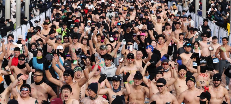 1일 대전 엑스포과학공원 일원에서 열린 2026 선양 맨몸마라톤에서 참가자들이 힘차게 달리고 있다. 2026.1.1/뉴스1 ⓒ News1 김기태 기자