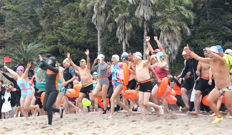 2026년 새해 첫날인 1일 오전 제주 서귀포시 중문색달해수욕장에서 열린 제27회 서귀포 겨울바다 국제펭귄수영대회에서 참가자들이 바다를 향해 달려가고 있다. 2026.1.1/뉴스1 ⓒ News1 강승남 기자