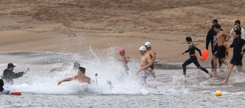 2026년 새해 첫날인 1일 오전 제주 서귀포시 중문색달해수욕장에서 열린 제27회 서귀포 겨울바다 국제펭귄수영대회에서 참가자들이 바다를 향해 달려가고 있다. 2026.1.1/뉴스1 ⓒ News1 강승남 기자