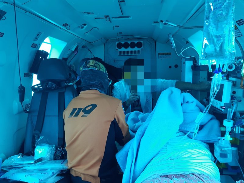 [제주=뉴시스] 1일 제주도소방안전본부에 따르면 이날 오전 11시30분께 제주 시내 한 산부인과에서 조기양막 파열이 된 산모가 있다는 신고가 접수됐다. 사진은 산모가 헬기 안에서 출산하는 모습. (사진=제주도소방안전본부 제공) 2026.01.01. photo@newsis.com *재판매 및 DB 금지