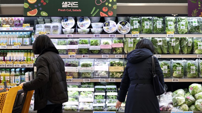 서울의 한 대형마트에 시민들이 장을 보고 있다. 뉴스1