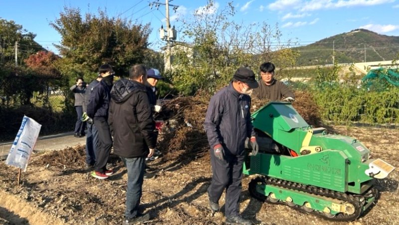 [포항=뉴시스] 포항시가 영농 부산물 불법 소각으로 인한 산불을 예방하기 위해 무상 지원한 영농 부산물 안전 처리 파쇄 작업. 2026.01.01. photo@newsis.com