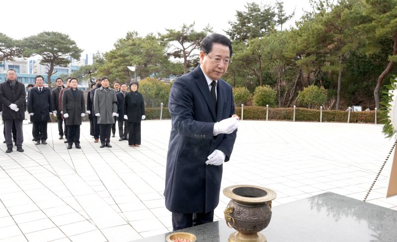 1일 병오년 새해를 맞아 김영록 전라남도지사를 비롯한 전남도청 실·국장 등 관계자들이 목포 현충공원을 찾아 참배하고 있다.(전남도 제공. 재판매 및 DB금지) 2026.1.1/뉴스1 ⓒ News1 전원 기자