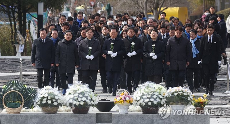정청래 민주당, 노무현 전 대통령 묘역 참배 (출처=연합뉴스)